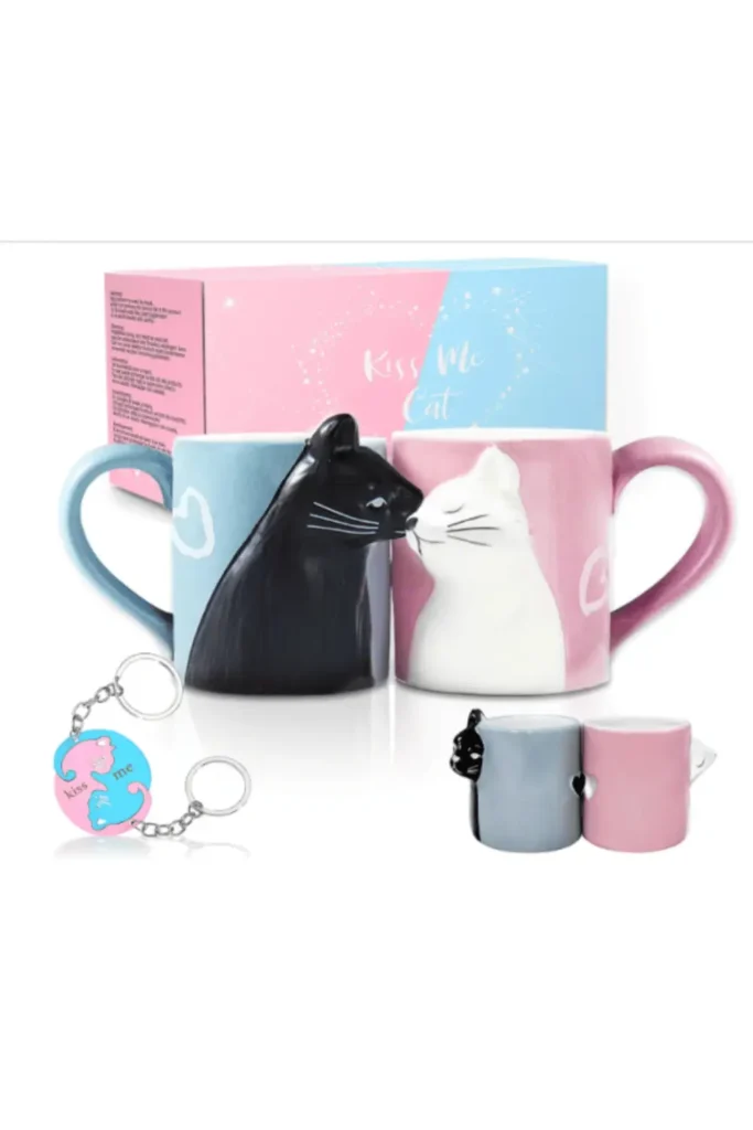 Adorable black and white kissing cat ceramic mugs for couples, including matching keychains and mini cups – cute romantic gift idea
